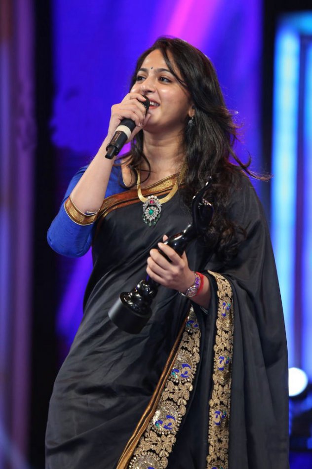 anushka-shetty-at-63rd-britannia-filmfare-awards-south-44424