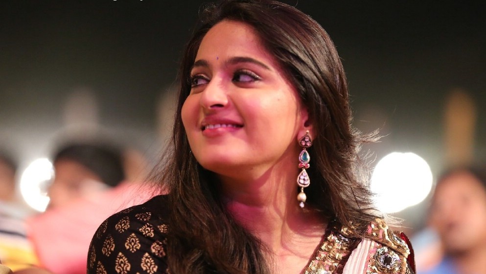 anushka-shetty-at-bahubali-audio-launch-10