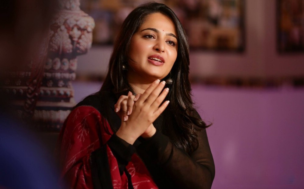 anushka-shetty-at-rudramadevi-promotion-14893