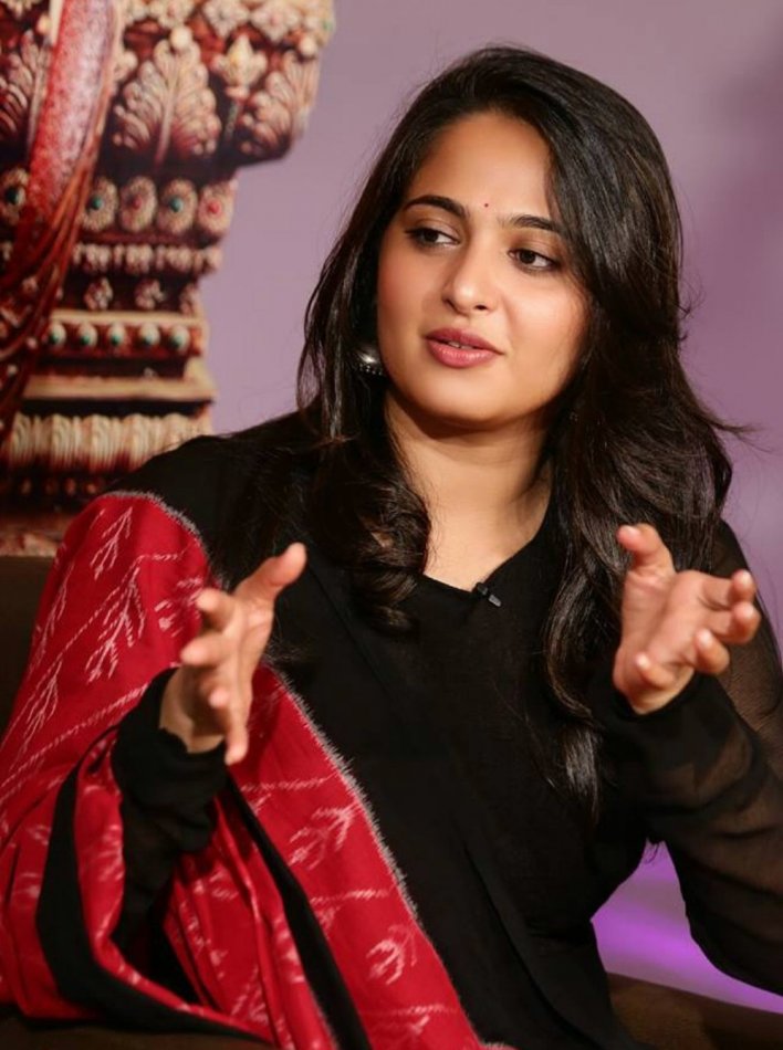 anushka-shetty-at-rudramadevi-promotion-179323