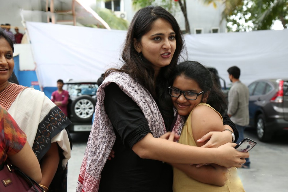 Anushka-Shetty-during-baahubali-success-meet-14923