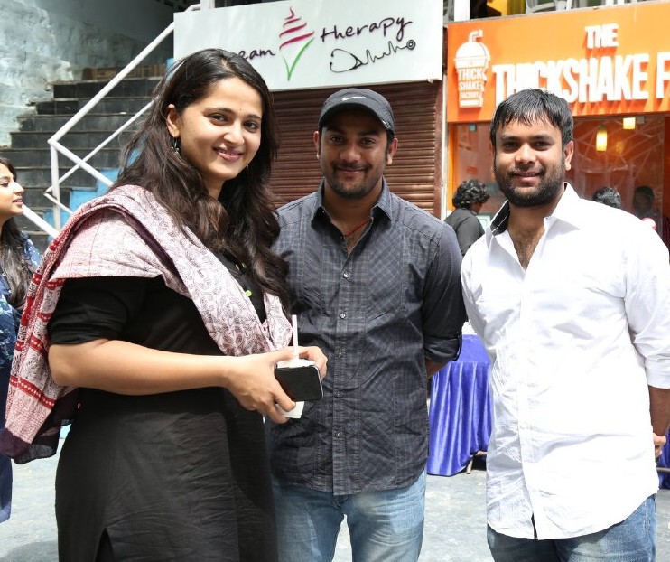 Anushka-Shetty-during-baahubali-success-meet-51681