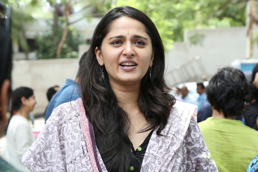 Anushka-Shetty-during-baahubali-success-meet-88379