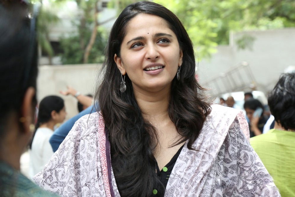 Anushka-Shetty-during-baahubali-success-meet-96593