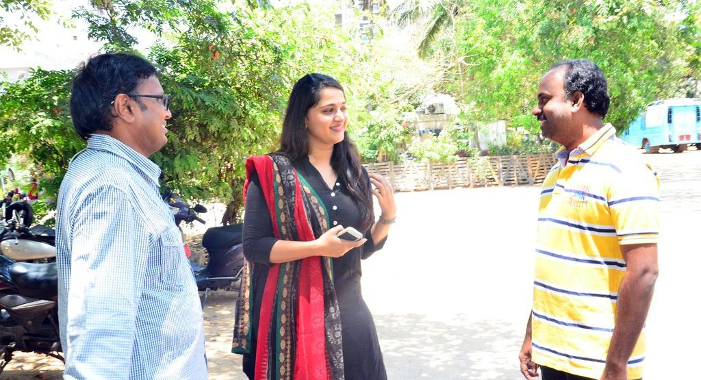 Anushka-Shetty-met-Ilayaraja-stills-2