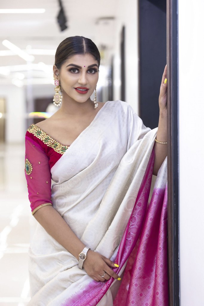 Yashika AnandUAAhEJU