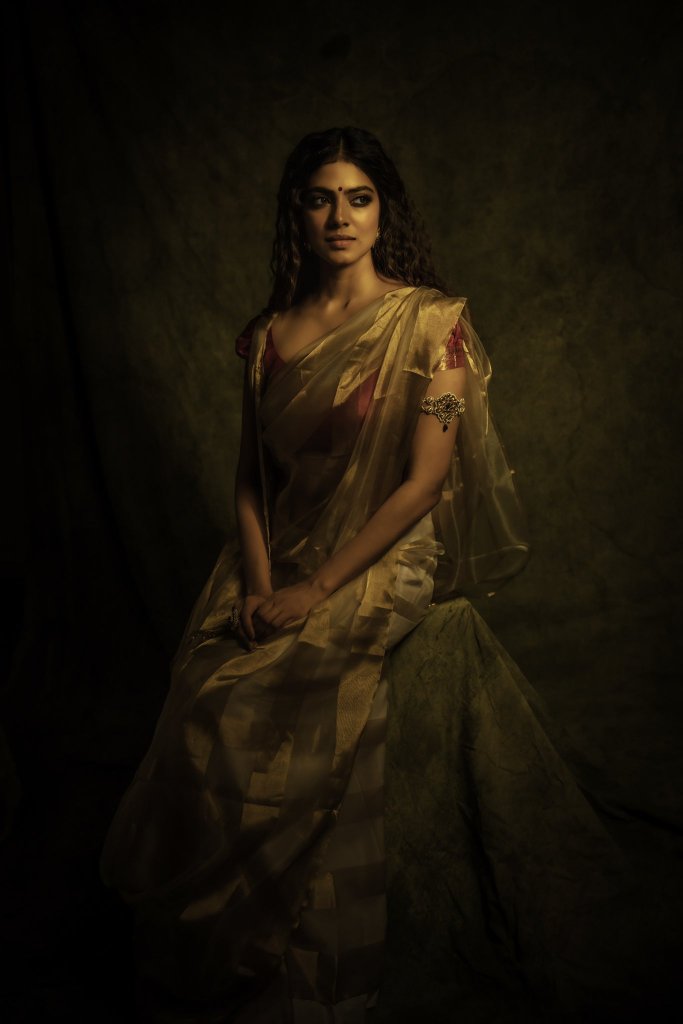 Malavika mohan 281729