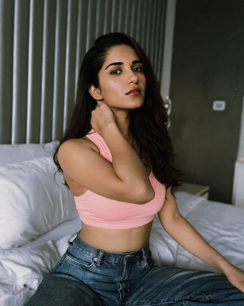 Ruhani Sharma31